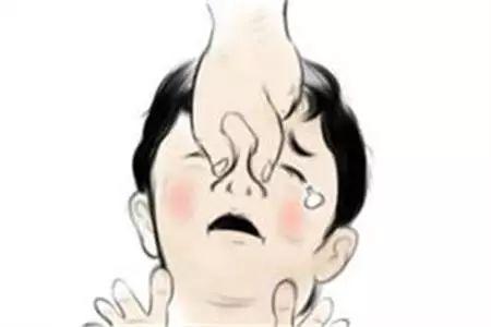 捏宝宝鼻子强行灌药方法可取吗