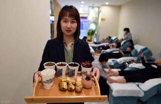 福建大姐开足疗店，一年狂赚150万，都以为她在做“皮肉生意”