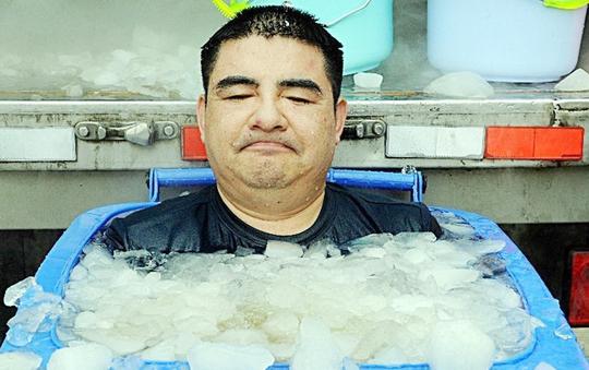 豪捐20亿，“中国首善”的骗局被揭开，消失后被拍到在家种地
