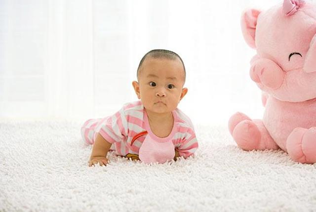 如何帮助婴儿学爬行