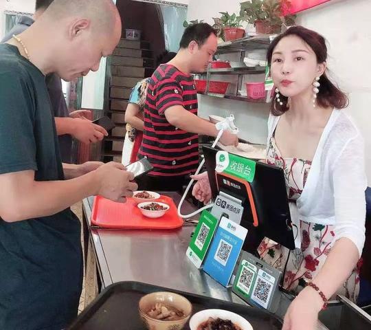 湘潭这家火爆了10多年的蒸菜馆，人均最低15块就能吃饱