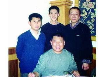郭德纲创业时期照片，桌子上的饭菜看起来寒酸至极，成功来的不易