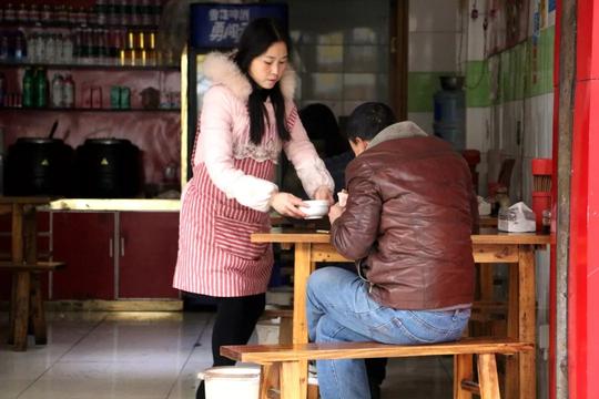 陕西一家人在青白江：一天要卖几百个的肉夹馍是留下来的唯一理由