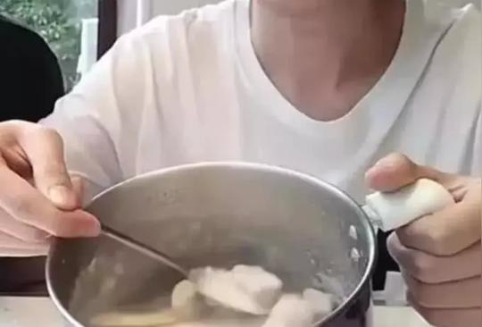 压缩饼干为何这么扛饿？泡水24小时捞出后，网友：怕了怕了