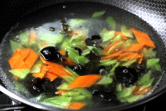 巴蜀腊味年前的腊味年后香老妈炒的鸡蛋炒腊肠简单易学味道香
