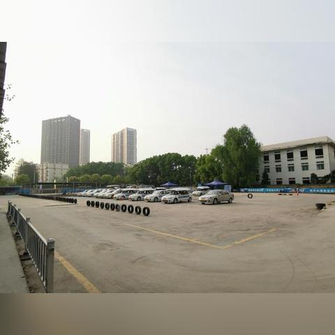 想知道武汉南湖驾校的报名价格是多少？谢谢？