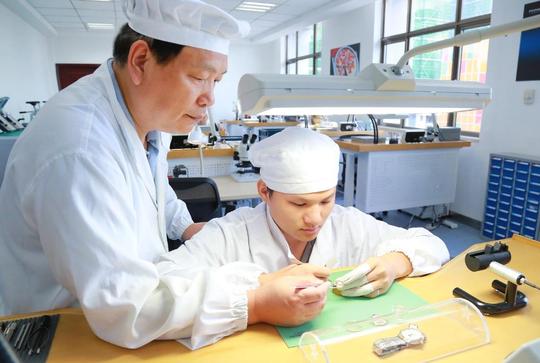 50岁创业，靠卖不入流的小东西发家，年入百亿成红牛“背后”女人