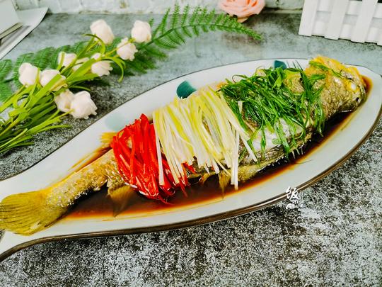 清蒸鱼时，最忌加盐，鱼皮涂点“油”，鱼肉越蒸越鲜，越蒸越嫩