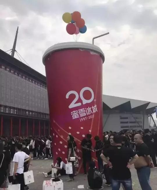 从小地摊到4000家店的大品牌，冰淇淋奶茶王蜜雪冰城是怎么炼成？