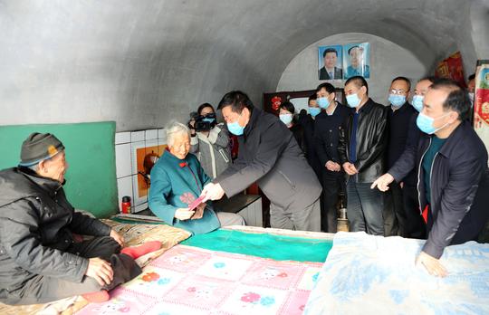 偏关县领导慰问援鄂医务人员父母