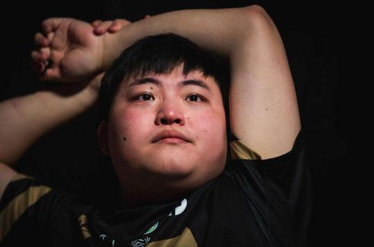 lol：rng淘汰让帝接锅？自家粉丝开骂：不打比赛滚去退役！