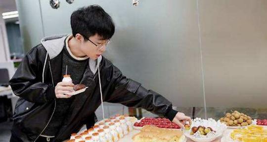 和平精英：王小歪人脉圈强势，明星合作不断，职业选手也凑热闹？