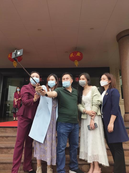 形象故事官带货直播引数万人点赞丨传统行业的带货新时代