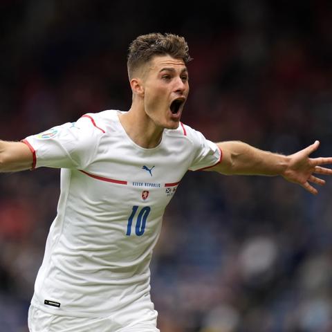 足球比赛场有多少米