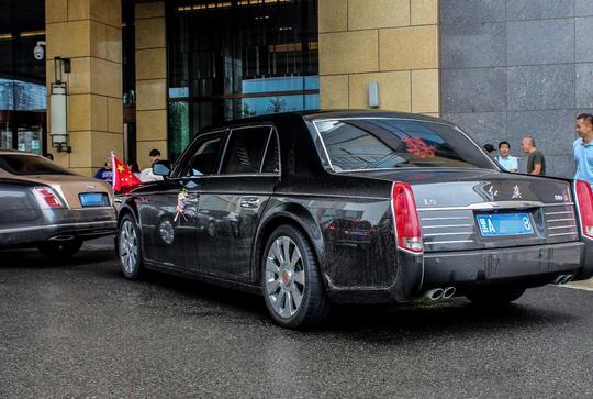 红旗l5婚车，车头立标1.58万，镀白金的，气场不输幻影