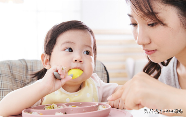 孩子什么时候可以教他吃饭