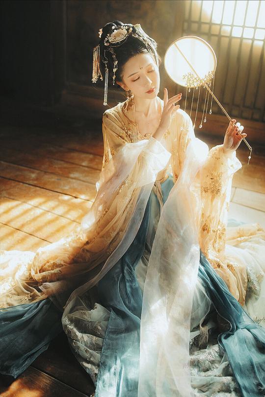 古风小姐姐，身穿汉服仙气飘飘，很有古典气质，美到你了吗？