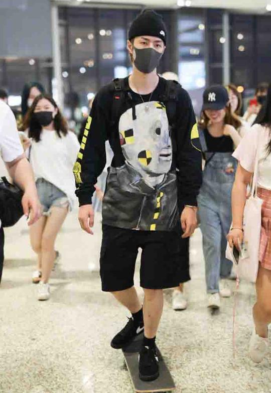 男星帮你解锁运动鞋穿搭！吴亦凡满屏长腿，王一博选择露出腿毛