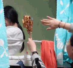 模特怀孕7个月还在工作，她老公呢？网友：在旁边卖车呢哈哈哈