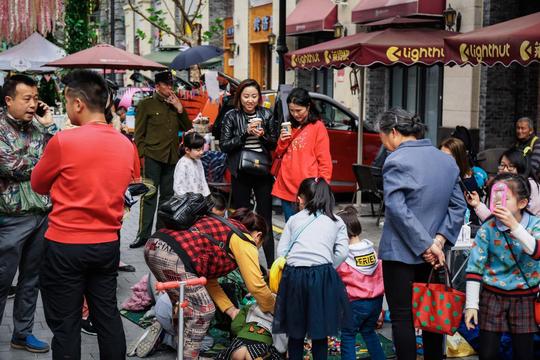 地摊经济大火，摊主摆摊经验分享，地摊收纳一样很重要
