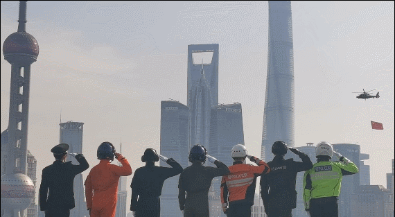 【警察节各地庆祝活动⑩】沪公安警务直升机今早挂旗巡飞，庆祝首个“中国人民警察节”！