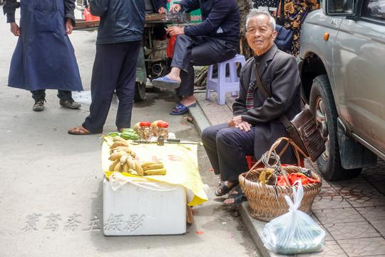 来福建安溪尚卿乡赶个集，集上人少生意淡但赶集的老人们都挺开心