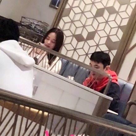 秦奋王思聪同天上热搜，都是因为女人，秦奋的品味却让网友点赞