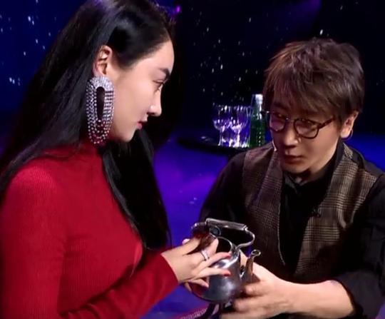 刘谦回应春晚《魔壶》，跪拜日本天皇被封杀纯属子虚乌有！