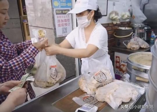 成都最火爆的老字号馒头，一个两元每人限购十个，食客天天排长队