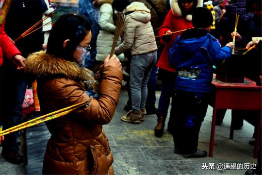农村老话：“穷人爱算命，富人爱烧香”，穷人和富人有啥区别