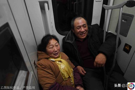 春运列车上老夫妻抱团取暖，睡过道12小时，拼命挣钱要为孙子买房