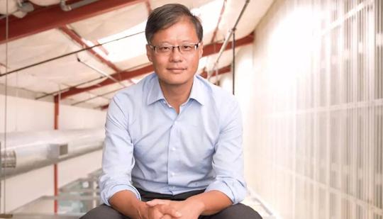 他放弃读博士去创业，身价超400亿，最后却把公司开垮了，为啥
