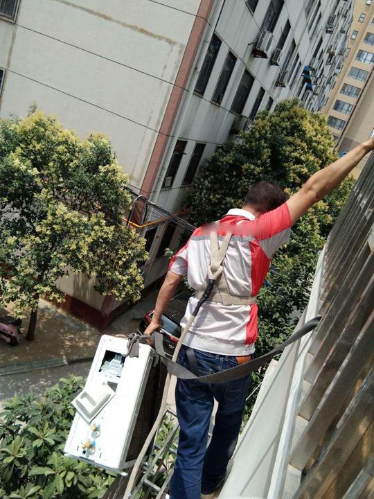 看看开发商预留的空调外机位，安装师傅欲哭无泪，别再嫌收费高了