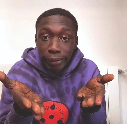 黑人小哥拍视频不说一句话，单凭一个手势蹿红tiktok，吸粉8千万