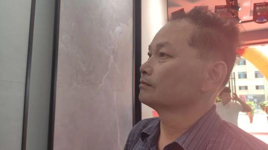 福建56岁的老汉，在菏泽创业投资兴办陶瓷店，倍受赞誉