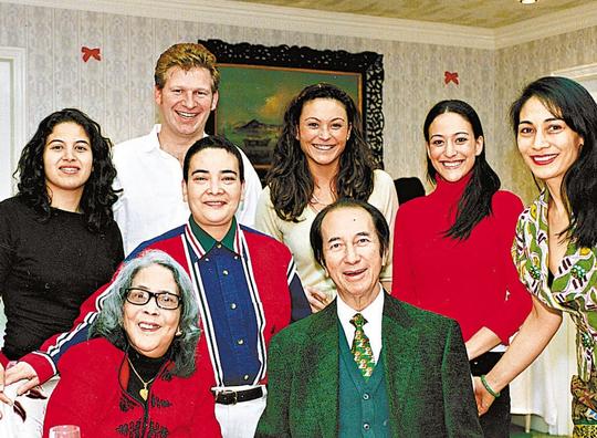 赌王和太太年轻时全家合影曝光，最宠爱的是四太，三太原来最漂亮