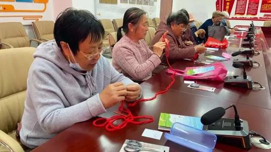 【学党史·悟初心】辛庄镇金地艺境社区：一针一线绣“红船”抒发爱党爱国情