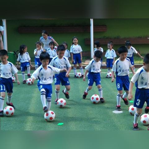 足球怎么玩幼儿园小班