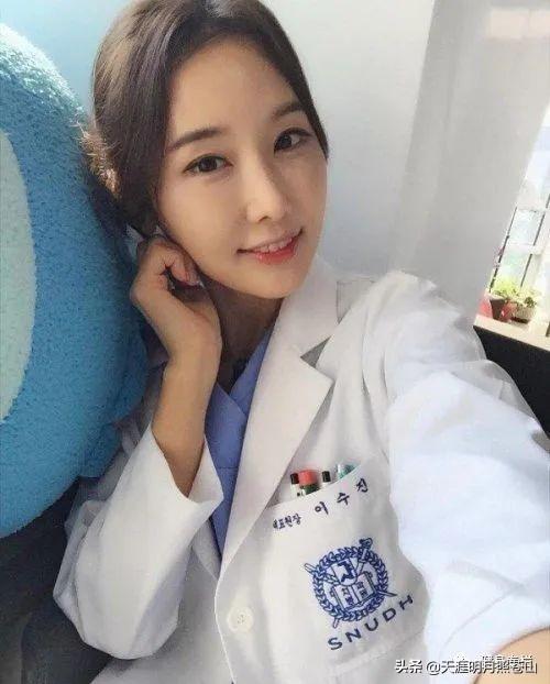 53岁童颜牙医私照曝光，女儿看到妈妈的身材照差点晕过去