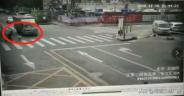 马路上的红绿灯视频十字路口摄像头用什么软件