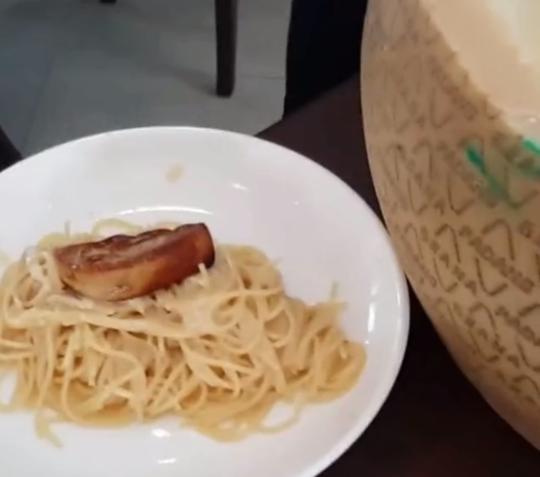 外国小贩街边卖小吃，把奶酪当锅来炒面，生意十分火爆