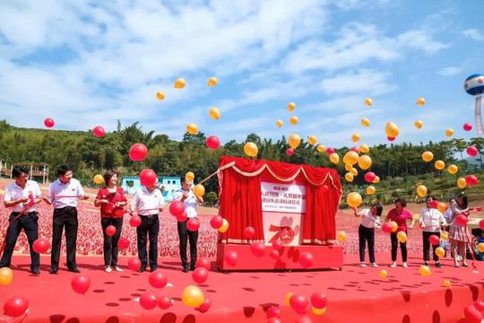 万众同框巨幅五星红旗倾情礼赞新中国成立70周年