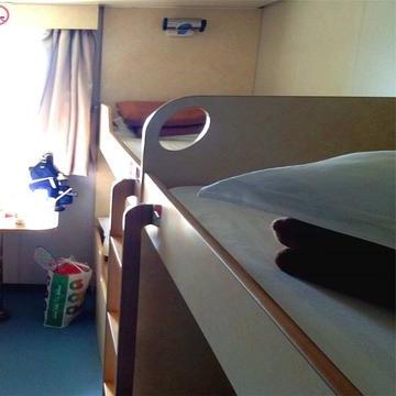 火车硬卧的3号中铺和4号中铺在一个房间里吗？