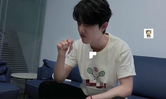 正式复出？肖战现身北京工作室，身穿大牌手戴红绳引粉丝尖叫