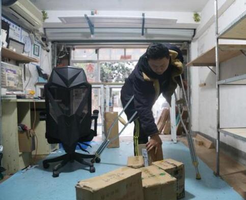 残疾小伙创业成功投身公益：一条腿也能迈出精彩人生