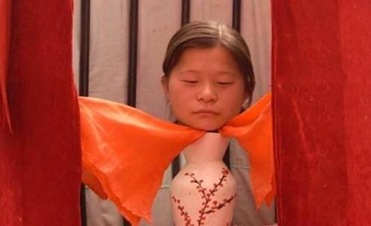 真人没手没脚，以瓶为身，江湖骗术“花瓶姑娘”，是如何做到的？