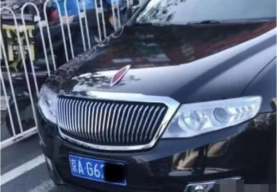 北京一辆红旗h7违停被贴条，看到车牌，网友：佩服交警的勇气