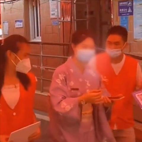 厦门一女子穿和服做核酸，被志愿者阻拦劝返，他这样做过分吗？