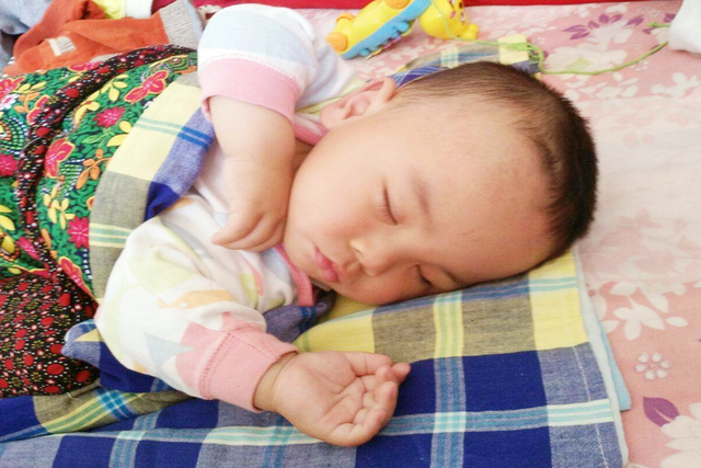 宝宝爱摇头是什么原因