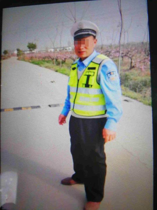 为帮工友“镇场子”，男子拿当协警时的照片冒充民警，结局很尴尬……